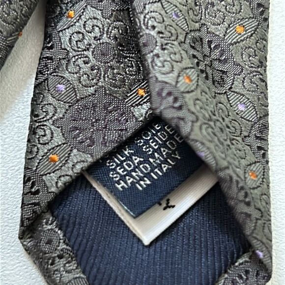 100% silk Barney's New York Tie - Picture 2 of 5